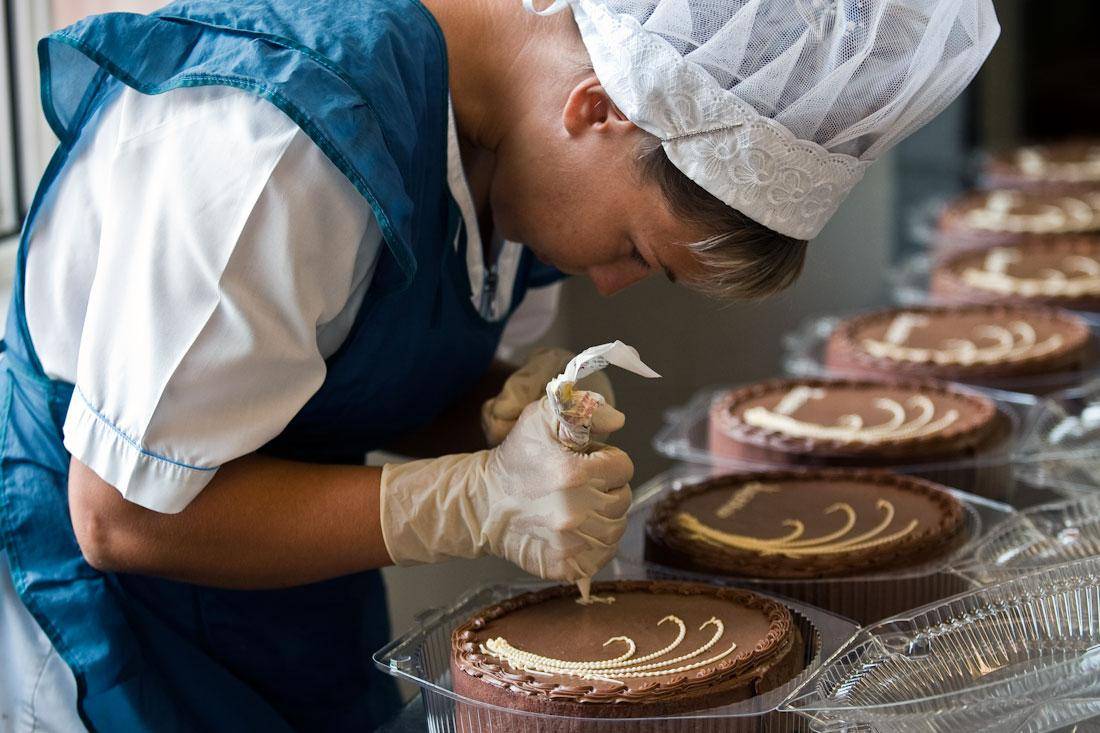 Как готовятся торты на производстве