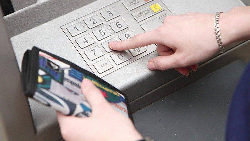 Почему банкомат выдает сначала карту и только потом деньги?