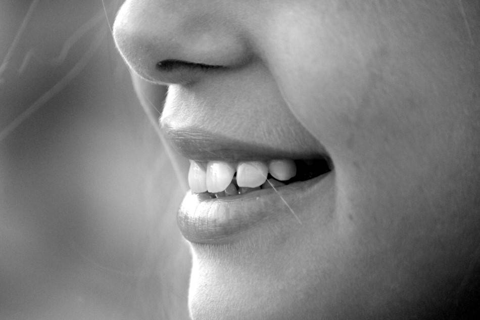 Как обманывают людей с накладными зубами?