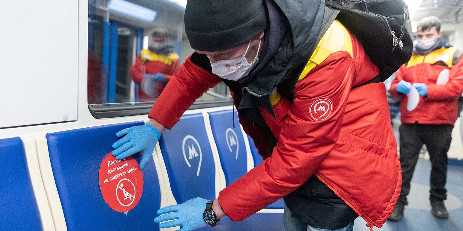В метро и наземном транспорте появились маркеры для обозначения безопасной дистанции