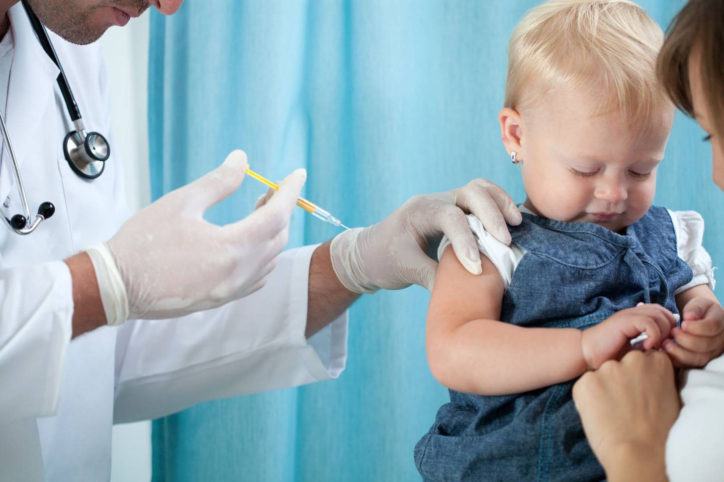 В РФ предложили не принимать детей в школы и сады без прививок