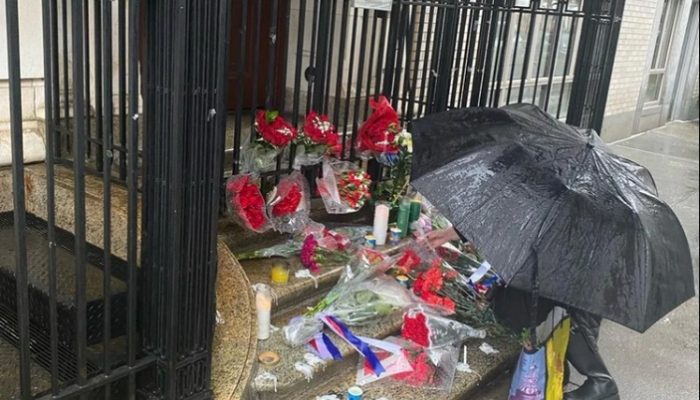 Жители Нью-Йорка несут цветы к российским дипмиссиям, несмотря на непогоду