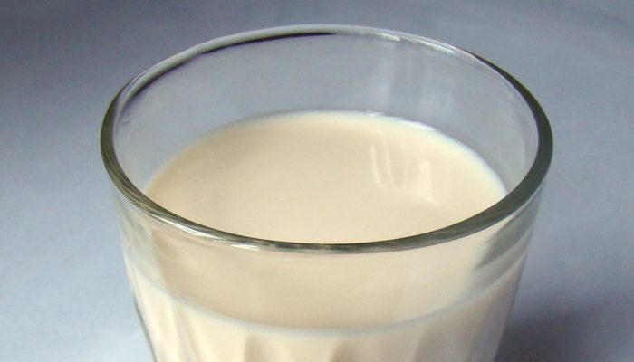 Содержание этих гормонов в молочных продуктах могут вызвать акне, предупреждает дерматолог