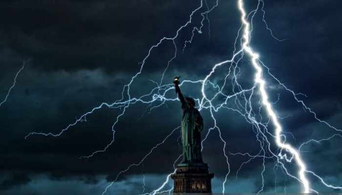 Гнев Зевса: фото мощного удара молнии в статую Своды взорвали сеть