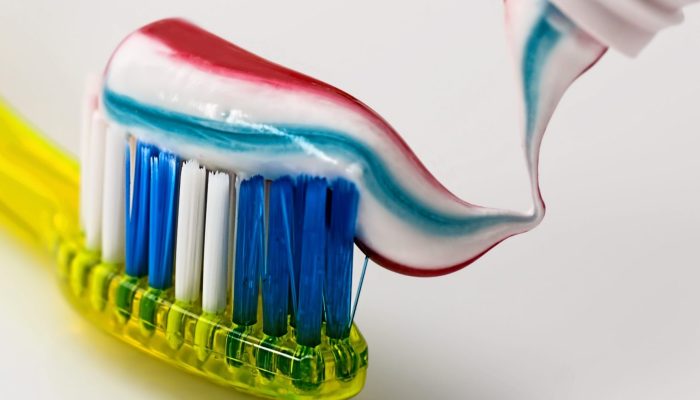 Эту ошибку при чистке зубов совершают все. Стоматолог предупреждает