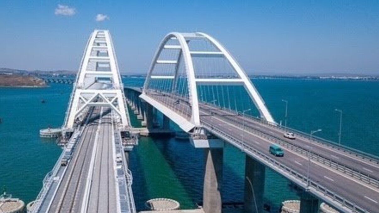 Инфоцентр: Крымский мост открыт для движения автотранспорта