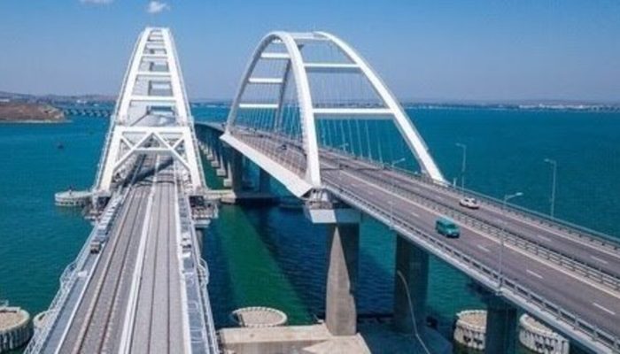 У Крымского моста стоят более тысячи авто